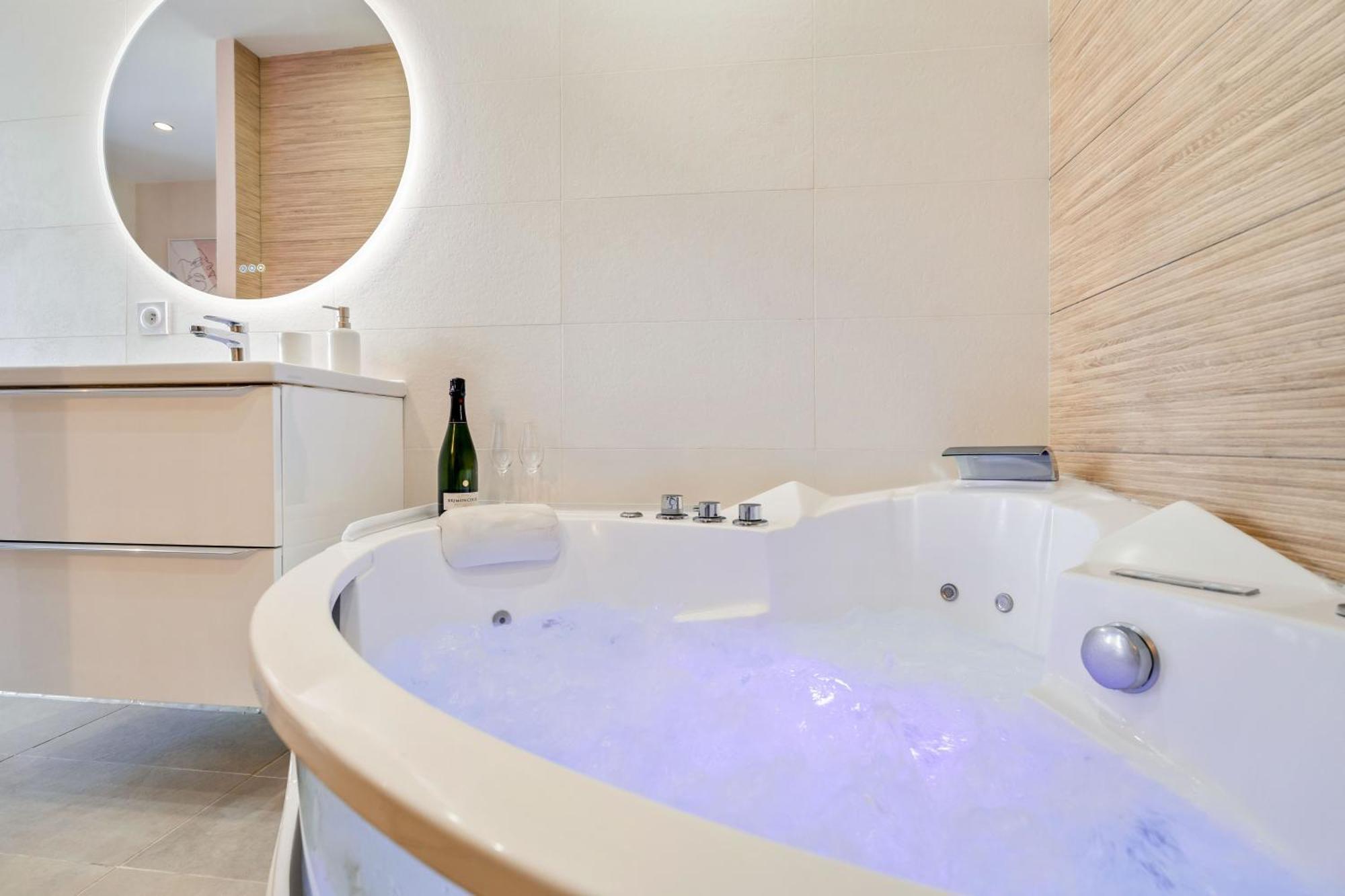Nice Renting - Love Room Massena - Luxe Room - Jacuzzi - Terrace - King Bed - Ac Luaran gambar